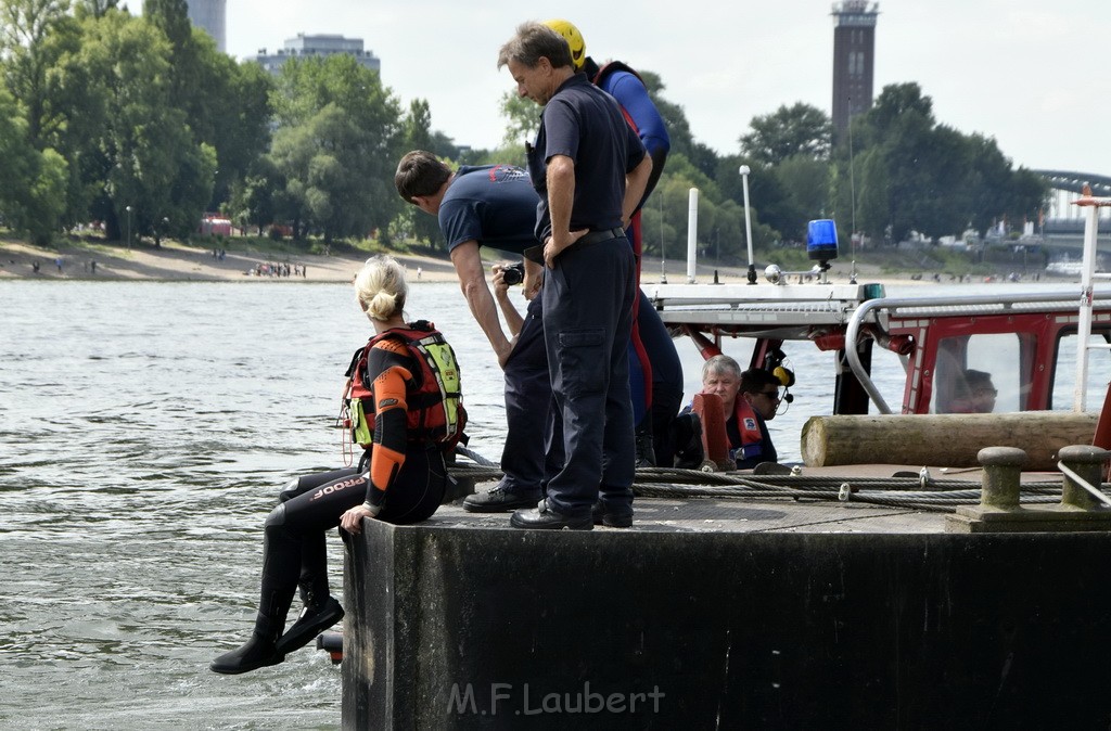 Uebung BF Taucher und Presse Koeln Zoobruecke Rhein P240.JPG - Miklos Laubert